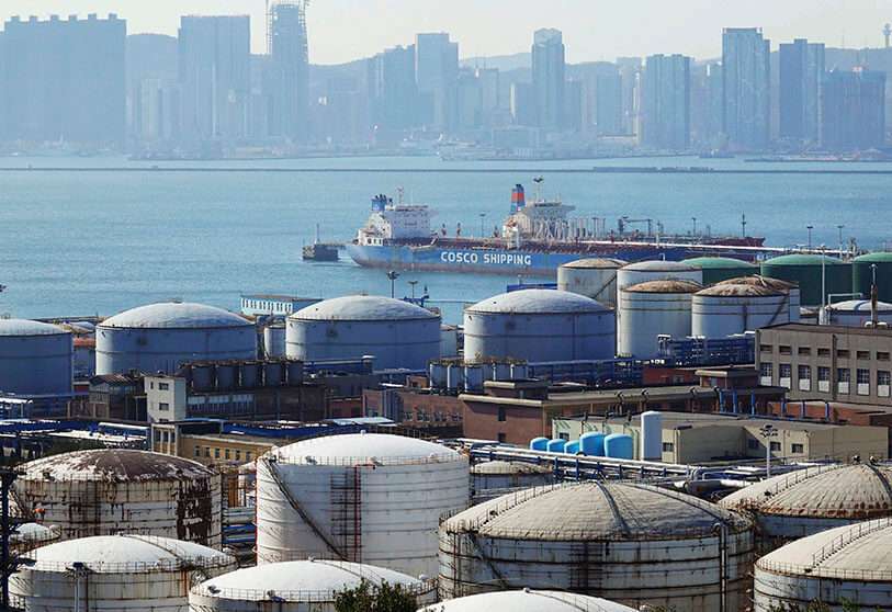 Tanques de petróleo en la Corporación Nacional de Petróleo de China (CNPC) de Dalian Petrochemical Corp en Dalian, provincia de Liaoning, China