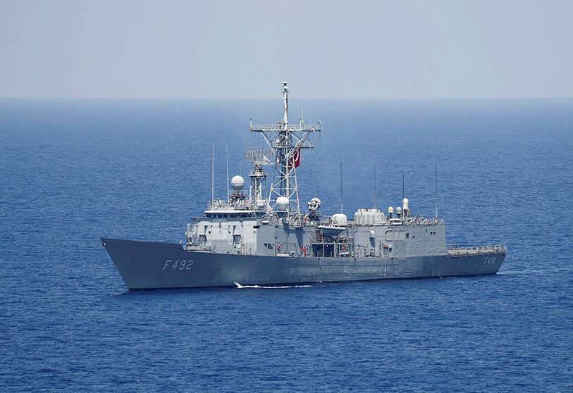 La fragata de la Armada turca TCG Gemlik (F-492) en el mar Mediterráneo frente a Chipre
