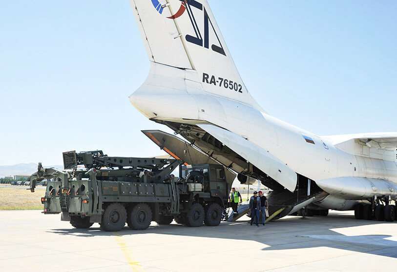 Un avión de carga militar ruso que transportaba un sistema de defensa con misiles S-400 desde Rusia, durante su descarga en la base aérea militar de Murted, al noroeste de Ankara