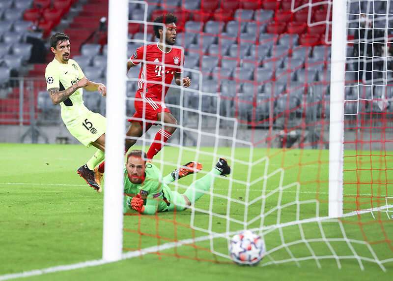 Kingsley Coman (centro) del Bayern de Múnich marca el primer gol de su equipo durante el partido de fútbol del Grupo A de la Liga de Campeones de la UEFA entre el FC Bayern de Múnich y el Atlético de Madrid en el Allianz Arena