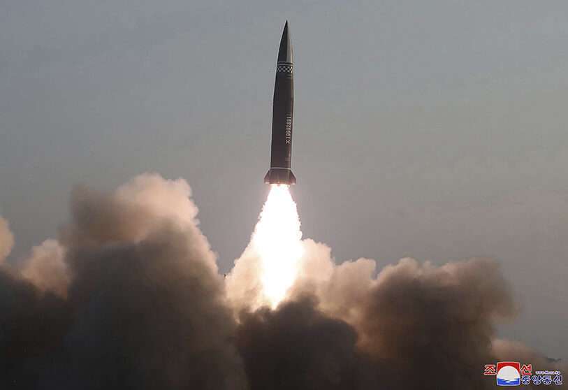 Disparo de prueba de un nuevo tipo de proyectil táctico guiado desarrollado por la Academia de Ciencias de la Defensa, en un lugar no revelado de Corea del Norte PHOTO/AP