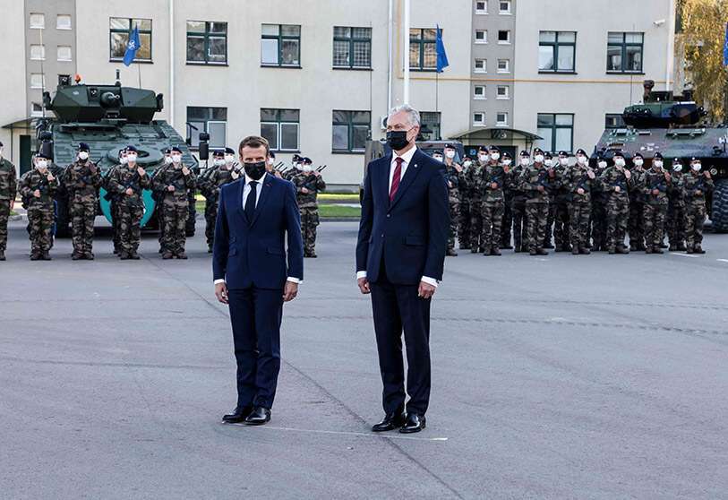 El presidente de Francia, Emmanuel Macron (izq.), y el presidente de Lituania, Gitanas Nauseda, posan frente a los soldados de la operación Lynx de la OTAN en la base de Rukla AFP/LUDOVIC MARIN