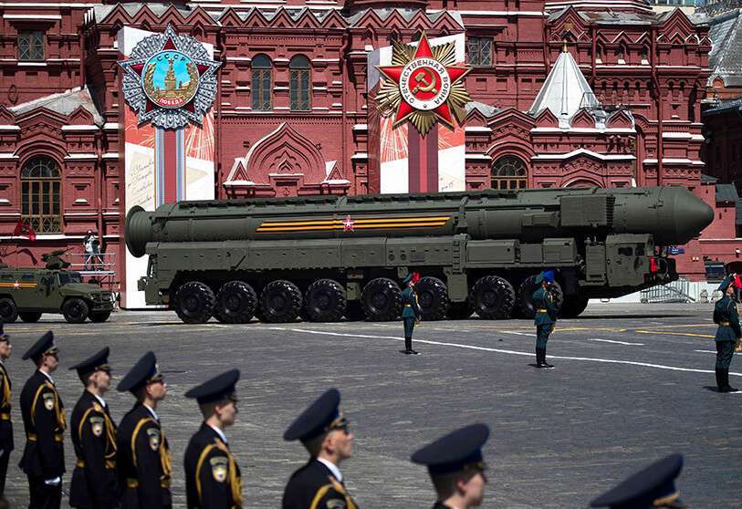 Sistema de misiles balísticos RS-24 Yars del ejército ruso se desplaza por la Plaza Roja durante un desfile militar que conmemora el 75º aniversario de la victoria soviética sobre la Alemania nazi en la Segunda Guerra Mundial AFP/PAVEL GOLOVKIN