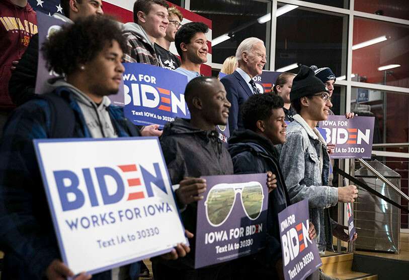Biden posa con algunos de sus simpatizantes más jóvenes en Fort Dodge, Iowa