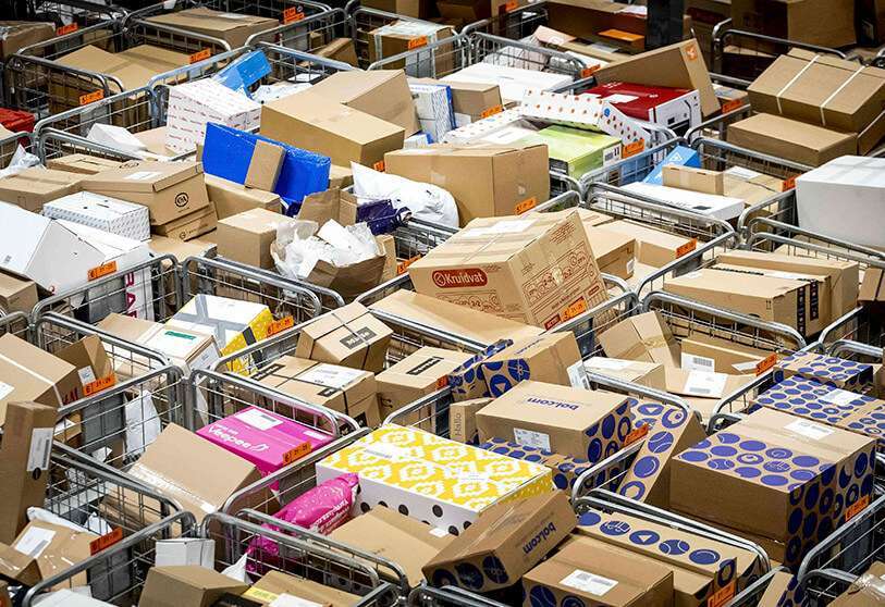 Paquetes listos para ser enviados en el centro de clasificación de paquetes de la compañía de correos y reparto de paquetes PostNL en Sassenheim, el 10 de noviembre de 2020, en el período previo al Viernes Negro