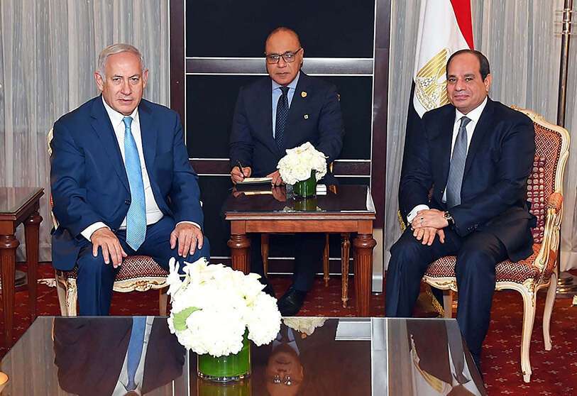 El presidente egipcio Abdel Fattah al-Sisi (R) reuniéndose con el primer ministro israelí Benjamin Netanyahu AFP PHOTO / HO / PRESIDENCIA EGIPCIA