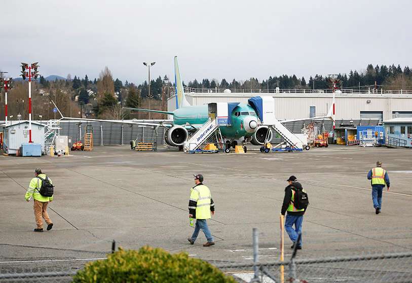 Empleados pasan junto a un avión Boeing 737 Max en la planta de producción de Boeing 737 Max en Renton, Washington, EE.UU. el 16 de diciembre de 2019.