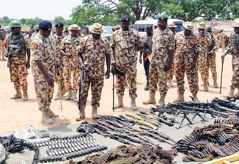 Los comandantes militares inspeccionan las armas y municiones recuperadas de los yihadistas de Boko Haram en el cuartel general del Batallón 120 en Goniri