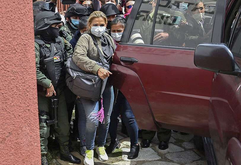 La ex presidenta boliviana Jeanine Anez, es escoltada por miembros de la Fuerza Especial de Lucha Contra el Crimen (FELCC) en la prisión de Obrajes en La Paz AFP/AIZAR RALDES