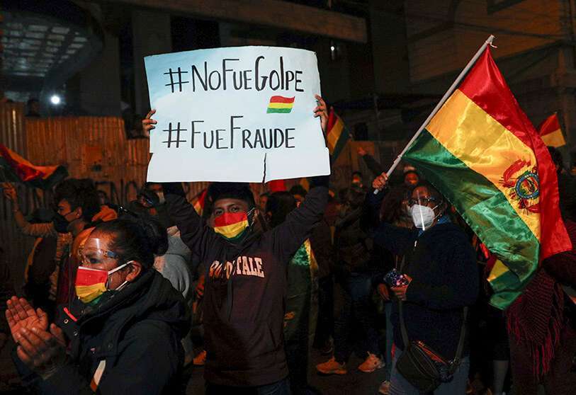 Un partidario de la ex presidenta interina de Bolivia, Jeanine Áñez, sostiene un cartel en el que se lee en español "No fue un golpe, fue un fraude", durante una protesta en La Paz, Bolivia, el lunes 15 de marzo de 2021 AP/JUAN KARITA