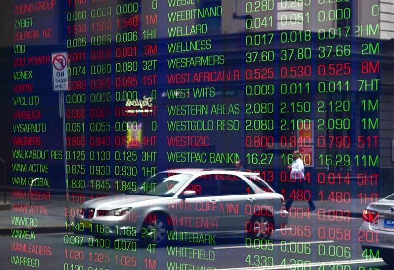 Tableros del mercado digital en la Bolsa de Valores de Australia (ASX) en Sydney, el 16 de abril de 2020