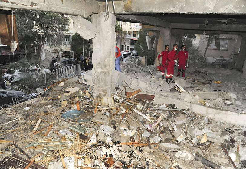En esta foto publicada por la agencia oficial de noticias siria SANA, funcionarios sirios comprueban los daños de un edificio atacado por los ataques con misiles israelíes en la madrugada en la zona de Mezzeh, en la capital Damasco, Siria, el martes 12 de noviembre de 2019