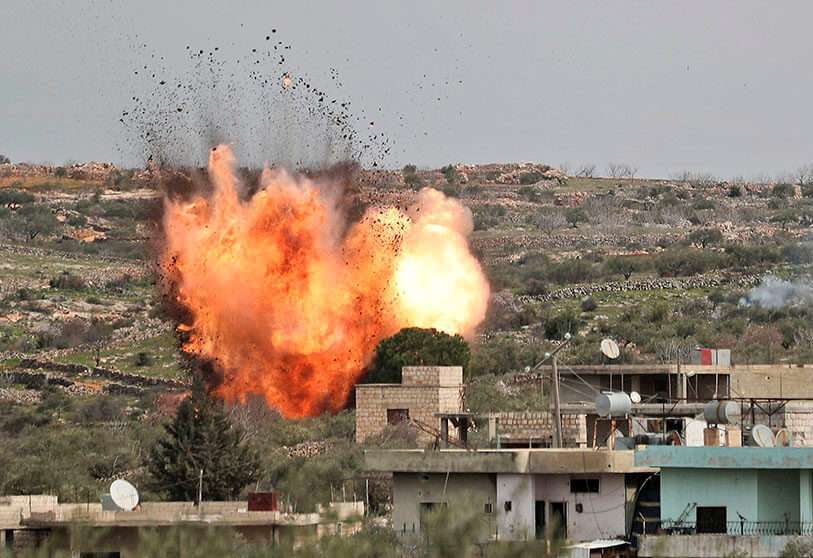 Una foto tomada el 5 de marzo de 2020 muestra una explosión tras los ataques aéreos rusos sobre la aldea de al-Bara, en la parte sur de la provincia de Idlib