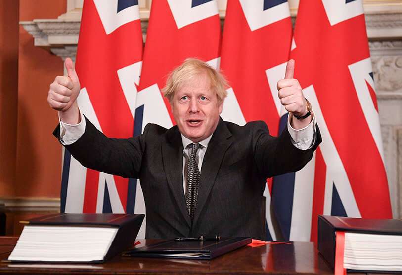 En esta foto de archivo tomada el 30 de diciembre de 2020, el primer ministro británico, Boris Johnson, hace un doble gesto de aprobación tras firmar el Acuerdo de Comercio y Cooperación entre el Reino Unido y la UE, el acuerdo comercial del Brexit