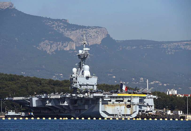 El Charles de Gaulle, buque insignia de la Armada francesa y el mayor buque de guerra de Europa occidental actualmente en servicio, anclado en el puerto militar de Toulon, el 17 de noviembre de 2015, antes de salir en misión en el Mar Mediterráneo