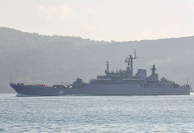 El buque de guerra ruso BSF Tsezar Kunikov 158 atraviesa el estrecho del Bósforo frente a la costa de la ciudad de Estambul en su camino hacia el mar Negro cuando regresa del puerto de Tartus, en el oeste de Siria, el 26 de septiembre de 2019