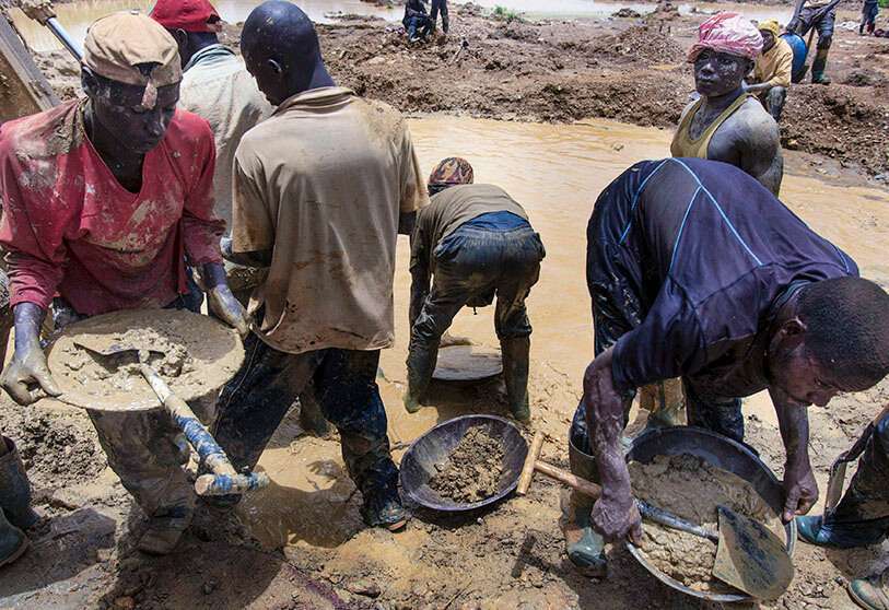 Galamseyers, mineros ilegales de Níger, trabajando al lado de un estanque cerca de la ciudad de Kibi. Ghana es conocida desde hace mucho tiempo por sus abundantes reservas de oro y anteriormente se la conocía como ‘la Costa de Oro’ durante la época colonial