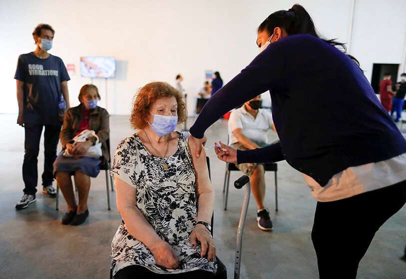 Una mujer recibe una dosis de la vacuna Sputnik V (Gam-COVID-Vac) contra la enfermedad del coronavirus (COVID-19) en el Parque Tecnópolis, en Buenos Aires REUTERS/AGUSTIN MARCARIAN