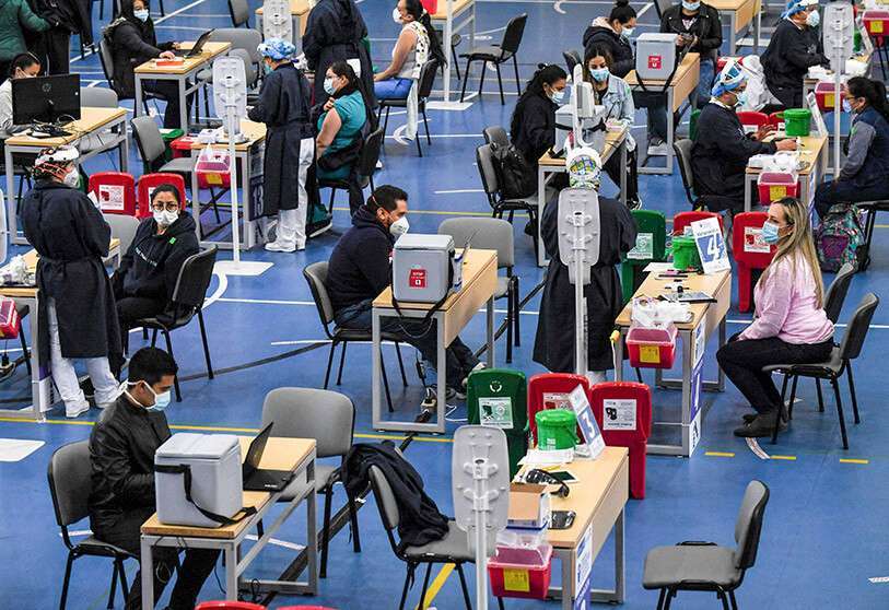 Administración con la vacuna CoronaVac -desarrollada por el laboratorio chino Sinovac- contra la enfermedad COVID-19, en Bogotá el 26 de marzo de 2021 AFP/JUAN BARRETO