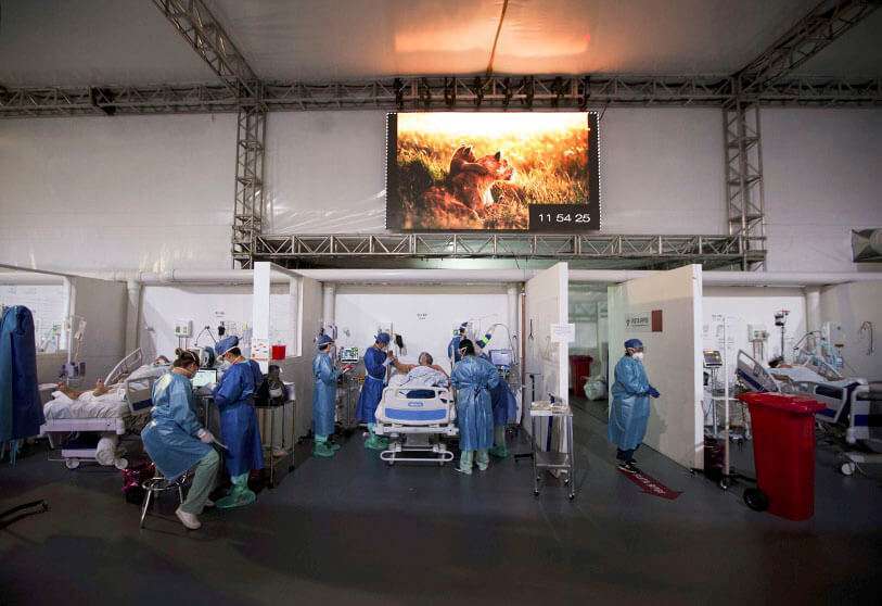 Sanitarios atienden a los pacientes de COVID-19 en un hospital de campaña construido dentro del centro de convenciones Citibanamex en la Ciudad de México, el jueves 11 de marzo de 2021 AP/FERNANDO LLANO