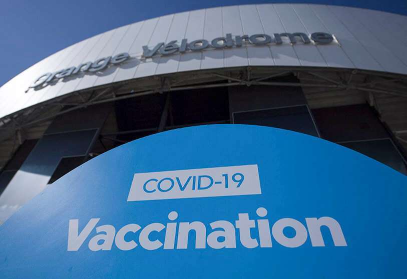 Centro de vacunación contra el virus COVID-19 instalado en el estadio de fútbol Velodrome de Marsella, en el sur de Francia