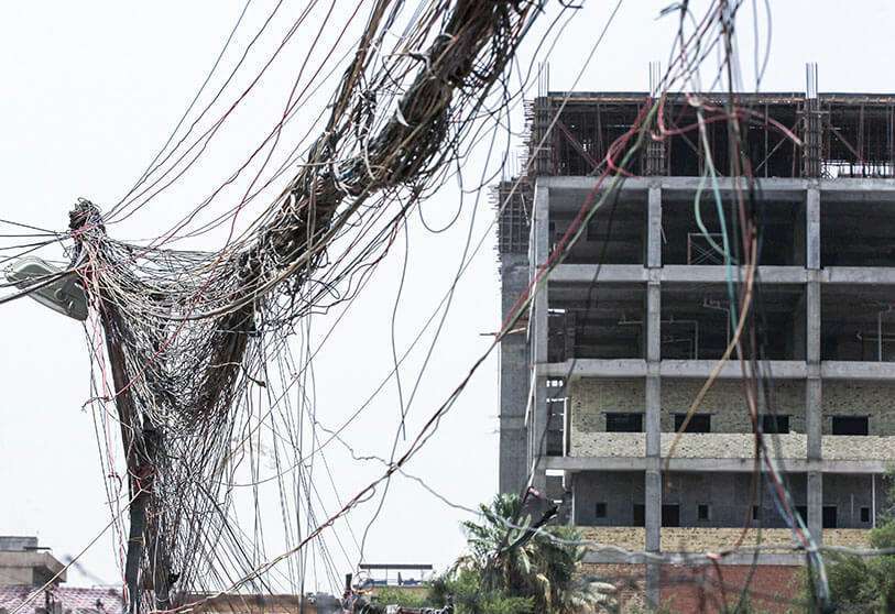 Cables sueltos procedentes de un generador que suministra electricidad