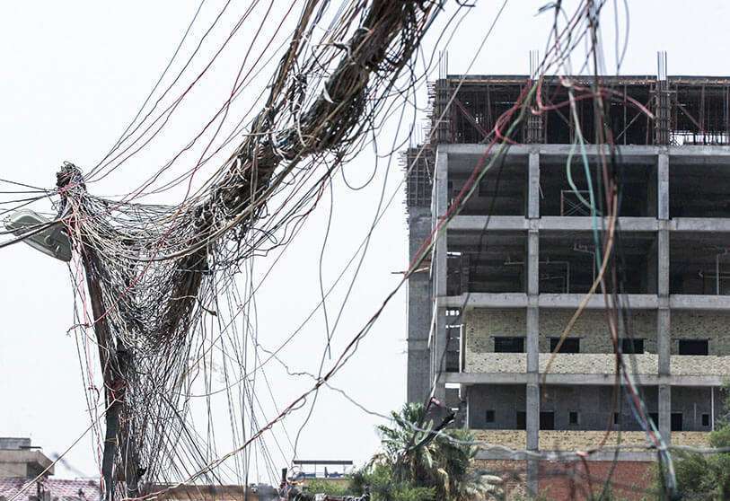 Cables sueltos procedentes de un generador que suministra electricidad 