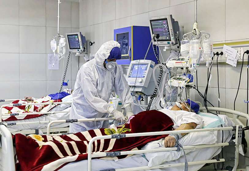 Un médico trata a un paciente infectado con un coronavirus, en un hospital de Teherán, Irán