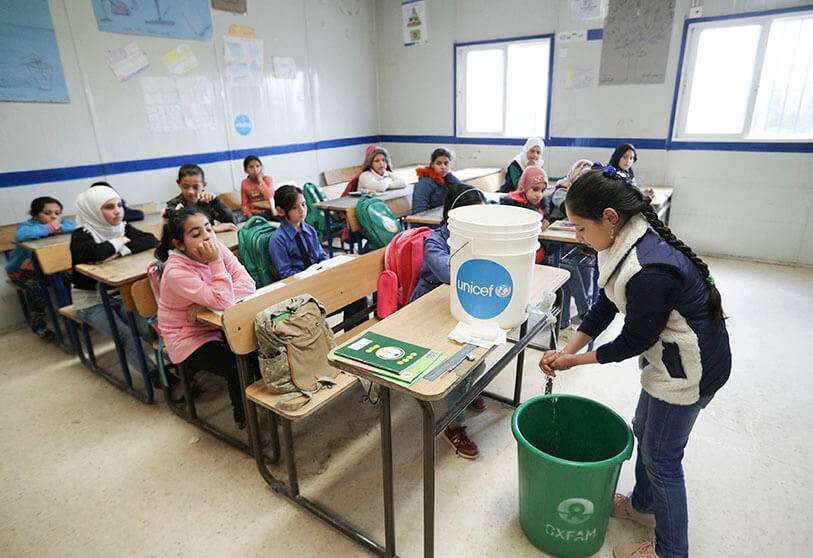 Una voluntaria participa en una actividad de lavado de manos como parte de una campaña de concienciación sobre el coronavirus iniciada por OXFAM y el UNICEF en el campamento de refugiados de Al Zaatari, en la ciudad jordana de Mafraq, cerca de la frontera con Siria, el 11 de marzo de 2020