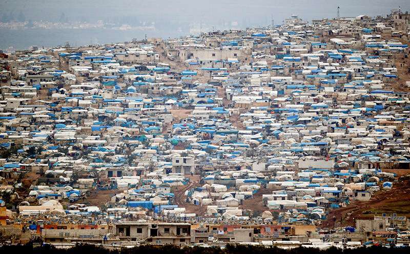 En el lado sirio de la zona fronteriza, cerca de la aldea turca de Bukulmez, en la provincia de Hatay (Turquía), se ven tiendas de campaña que alojan a los desplazados internos en el campamento de Atma, en la provincia de Idlib (Siria), el 24 de febrero de 2020