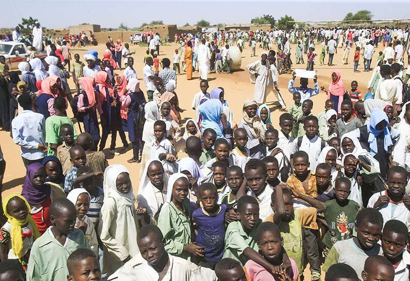 Desplazados sudaneses esperan la llegada del primer ministro de Sudán a un campamento para desplazados internos en Al-Fasher, la capital del estado de Darfur Norte, el 4 de noviembre de 2019