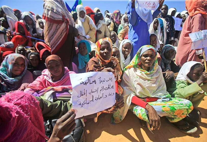 Mujeres sudanesas llevan una pancarta con la siguiente leyenda en árabe: “¿Cuándo comenzará el juicio de los autores de los secuestros de niños y mujeres y del culto colectivo?”
