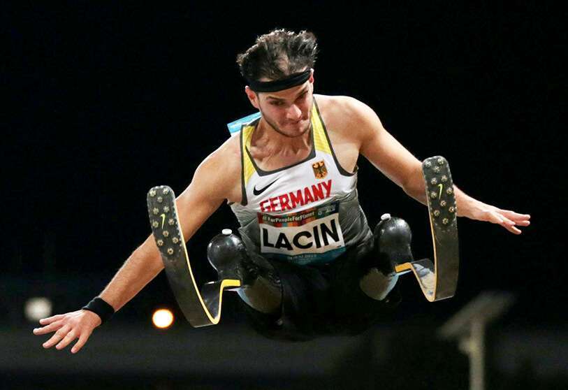 El alemán Ali Lacin, durante la prueba final de salto de longitud masculino T63