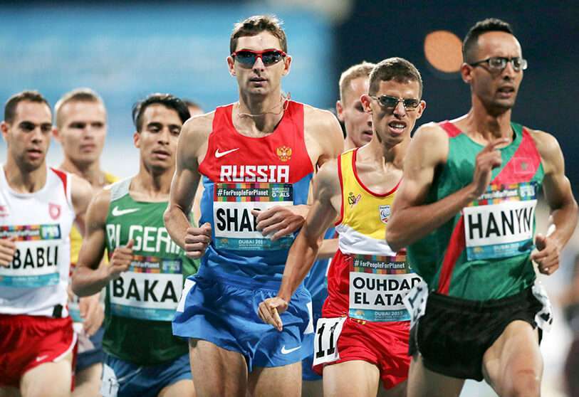 Egor Sharov de Rusia y Yassine Ouhdadi El Ataby de España en acción durante los 1.500m