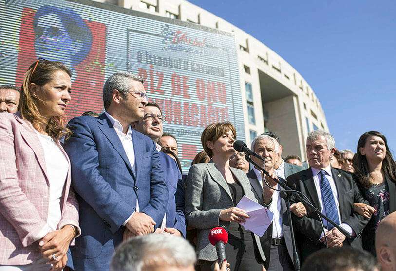 Canan Kaftancioglu, líder del Partido Popular Republicano de Turquía en Estambul, habla a los partidarios reunidos fuera del tribunal después de su juicio en Estambul, el viernes 6 de septiembre de 2019