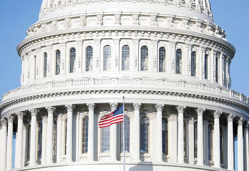 La bandera americana ondea en el edificio del Capitolio de Estados Unidos