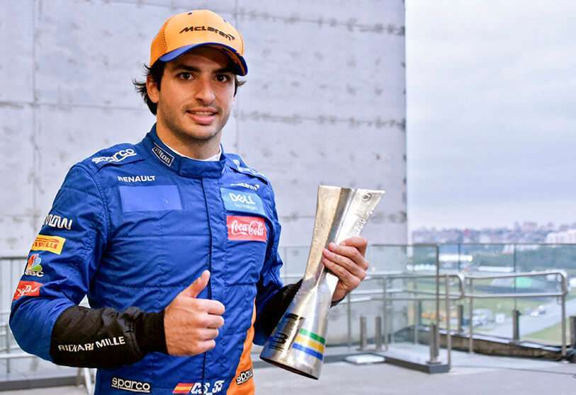 El piloto español de McLaren, Carlos Sainz Jr, celebra su tercer puesto al final del Gran Premio de Brasil de F1, en el circuito Interlagos de Sao Paulo, Brasil, el 17 de noviembre de 2019