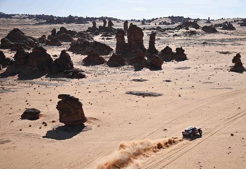 El piloto español de Mini Carlos Sainz y el copiloto Lucas Cruz compiten durante la 4ª etapa del Dakar 2020 entre Neom y Al-Ula, Arabia Saudí, el 8 de enero de 2020