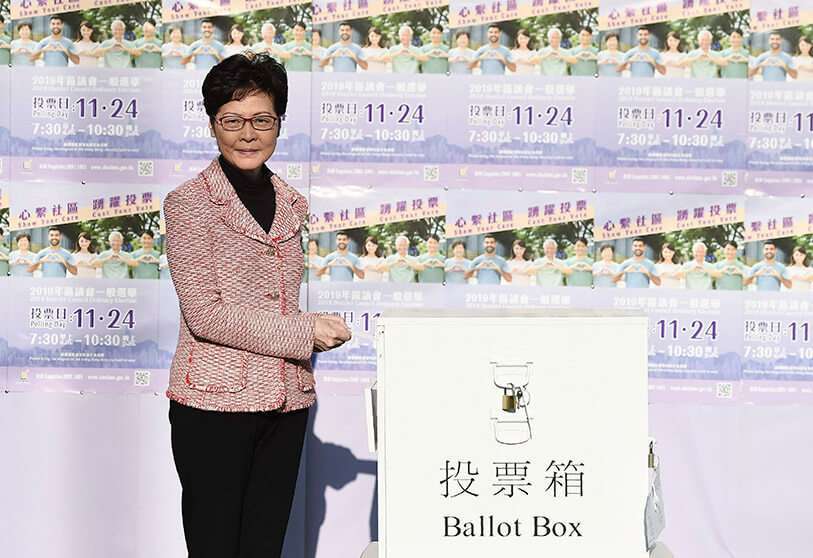 La directora general de Hong Kong, Carrie Lam, emite su voto durante las elecciones del Consejo de Distrito en Hong Kong, el 24 de noviembre de 2019