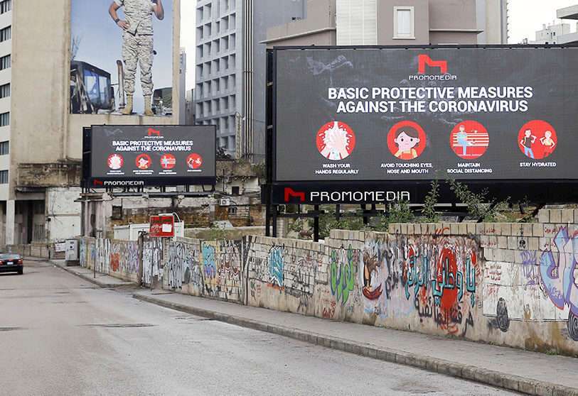 Vallas publicitarias muestran consejos para ayudar a la gente a saber cómo prevenir la propagación del coronavirus, en Beirut, Líbano, el miércoles 18 de marzo de 2020