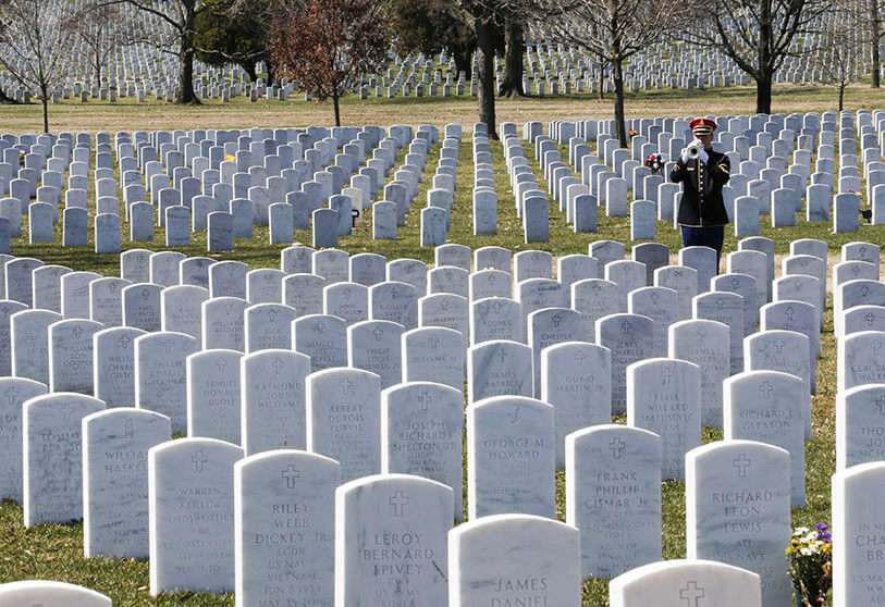 Fotografía de archivo. Un militar durante un funeral en el Cementerio Nacional de Arlington