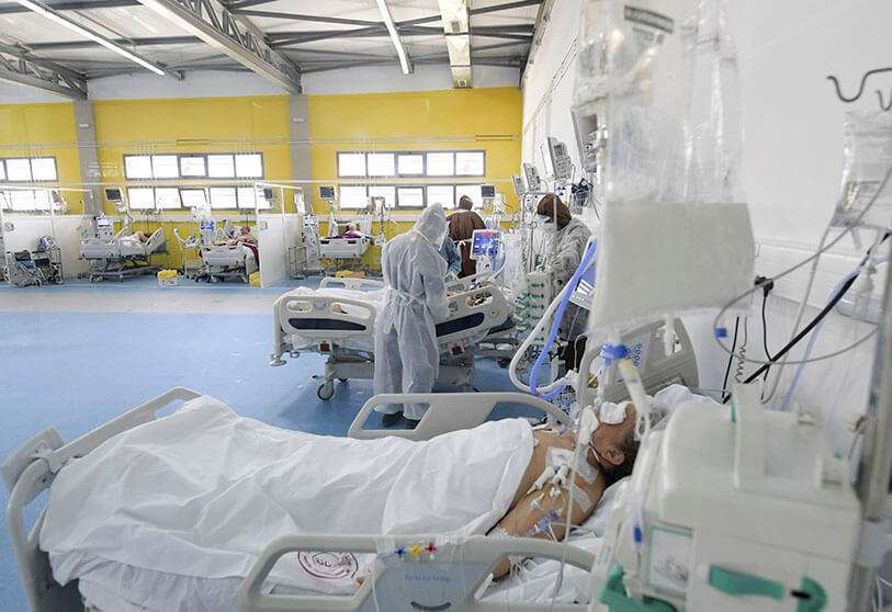 Médicos y enfermeras atienden a los pacientes de COVID-19 en un gimnasio habilitado como sala de reanimación el 2 de febrero de 2021 en la capital tunecina