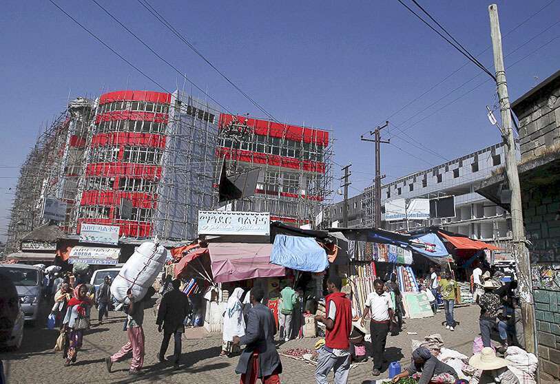 Fotografía de archivo de un centro comercial en construcción y puestos de mercado en el mercado Mercato de Addis Abeba el 18 de noviembre de 2015