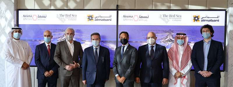 Ceremonia de firma a la que asiste (de izquierda a derecha): Ahmed Darwish, Jefe de Personal, TRSDC, Elias Shadid, MEP Director de Proyectos, Nesma & Partners, Ian Williamson, Director de Ejecución de Proyectos, TRSDC, Joseph Daher, CEO, Almabani, John Pagano, CEO, TRSDC, entre otros. 