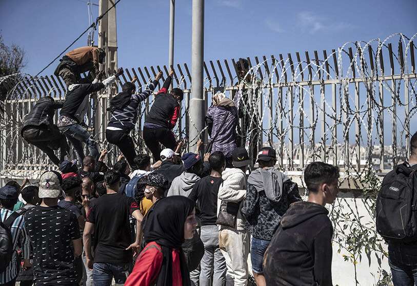 Hasta el martes por la tarde, casi 8.000 personas habían cruzado la frontera hacia la ciudad desde la madrugada del lunes, según el gobierno español, entre ellas unas 2.000 que se cree que son adolescentes AP/MOSA’AB ELSAMY