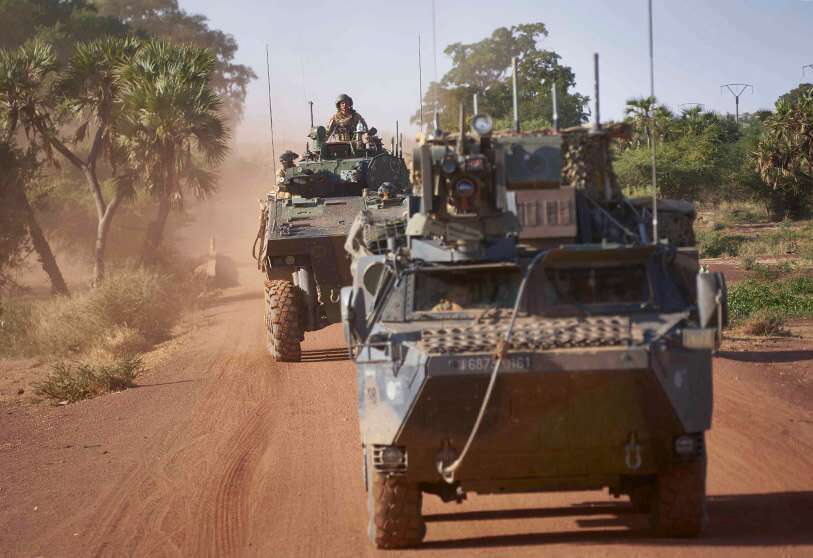 Dos vehículos blindados de transporte de personal (APC) del Ejército francés patrullan una zona rural durante la operación Bourgou IV en el norte de Burkina Faso el 14 de noviembre de 2019 AFP/MICHELE CATTANI