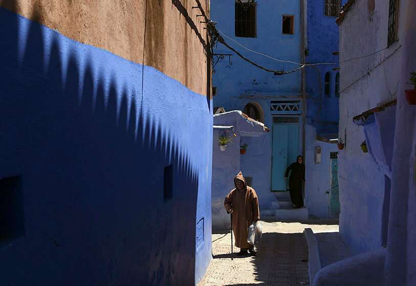 Un pequeño callejón en la ciudad marroquí noroccidental de Chefchaouen, en las montañas del Rif