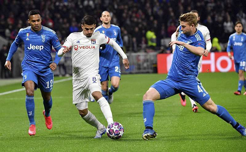 El centrocampista francés del Lyon Houssem Aouar es perseguido por el defensa brasileño del Juventus Alex Sandro