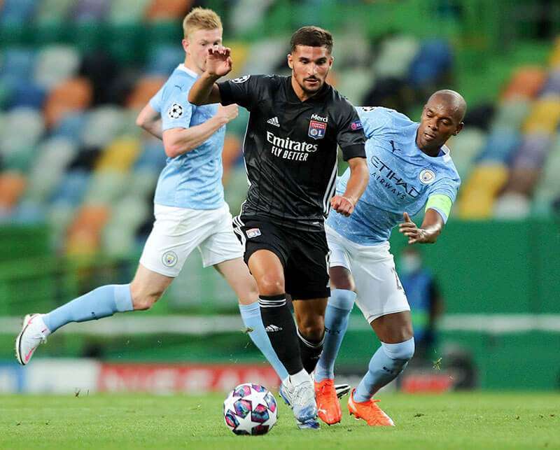 El centrocampista brasileño del Manchester City Fernandinho compite con el centrocampista francés del Lyon Houssem Aouar durante el partido de fútbol de cuartos de final de la Liga de Campeones de la UEFA entre el Manchester City y el Lyon