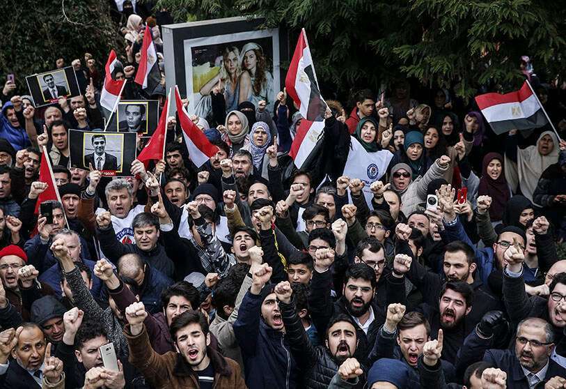 Manifestantes cantan consignas durante una protesta contra la ejecución en Egipto de nueve presuntos miembros de la Hermandad Musulmana, condenados por su participación en el asesinato en 2015 del principal fiscal del país, frente al consulado de Egipto en Estambul, el sábado 2 de marzo de 2019